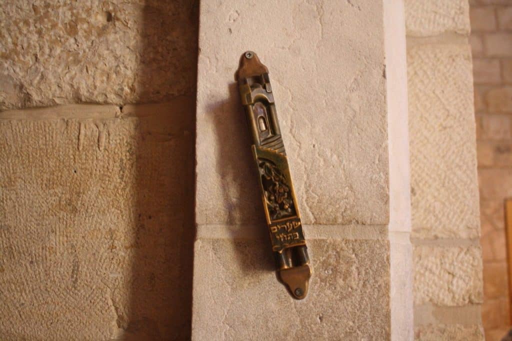 כניסה לבית