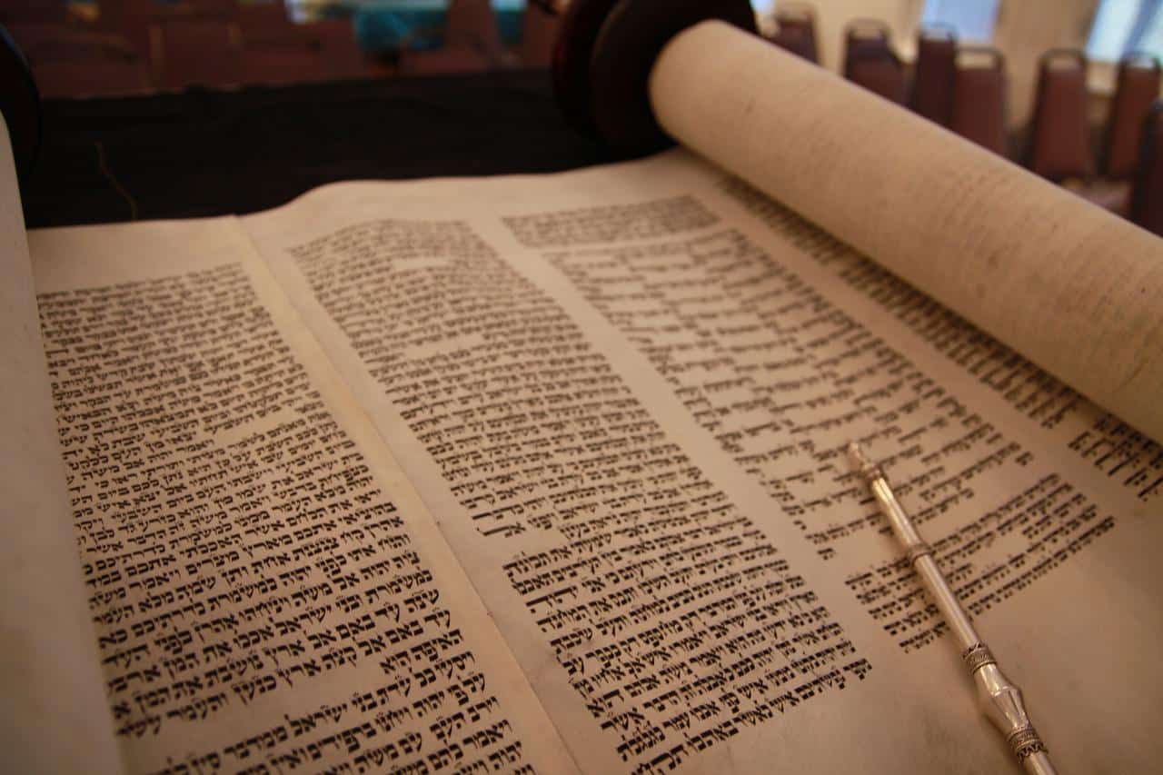 מה החשיבות של ידיות מעץ לספר תורה